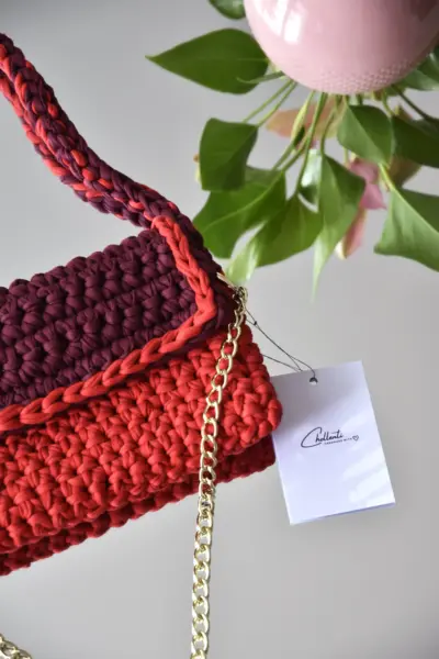 Vienna Red – hand-crocheted bag by Chollenti