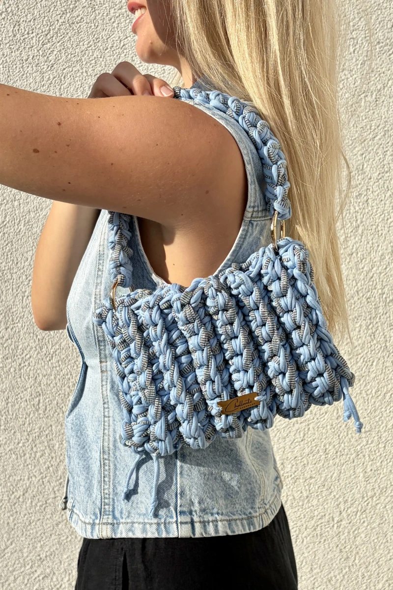 Handgehäkelte CHOLLENTI Positano Handtasche in blau aus recyceltem T-Shirt-Garn