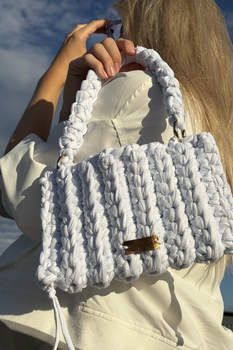 Handgehäkelte CHOLLENTI Positano Handtasche in weiß aus recyceltem T-Shirt-Garn